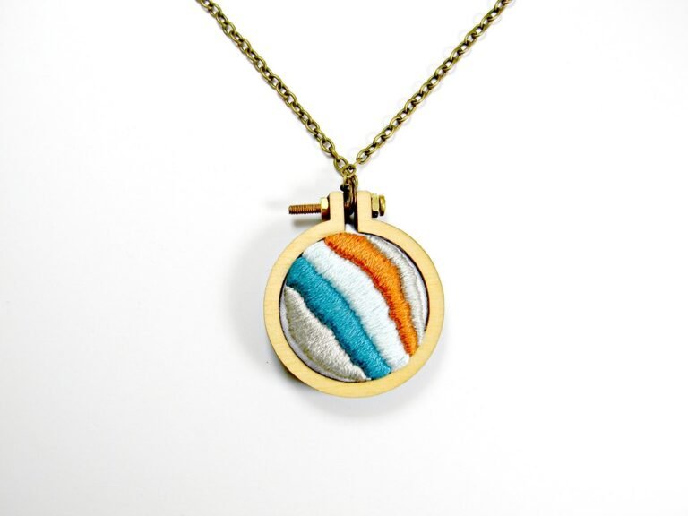 "Dopamine Dressing" Jewelry: The Counter-Trend to Quiet Luxury